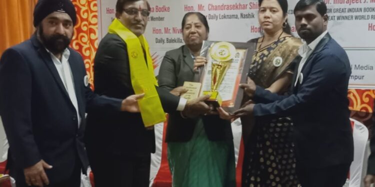 पालीवाल पिता पुत्र यांना एकाचवेळी पत्रकारिता पुरस्कार