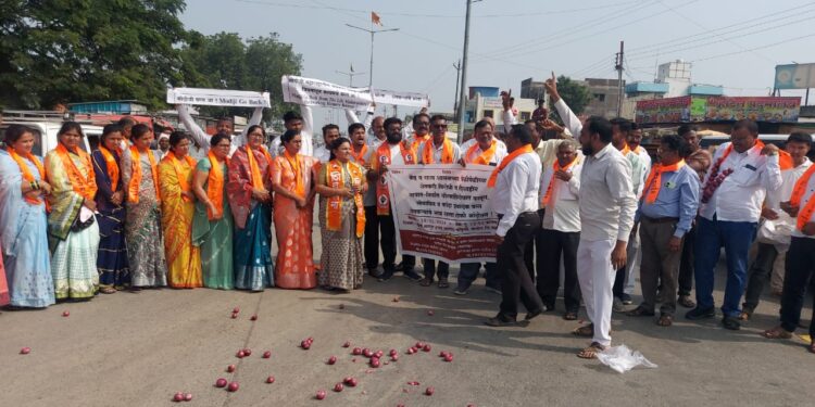 रास्ता रोको : शेतकऱ्याच्या मालाला शासकीय हमीभावाने खरेदी करा: वैशालीताई सुर्यवंशी