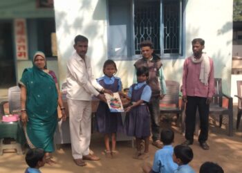 लेकीच्या वाढदिवसानिमित्त विद्यार्थ्यांना शैक्षणिक साहित्य !