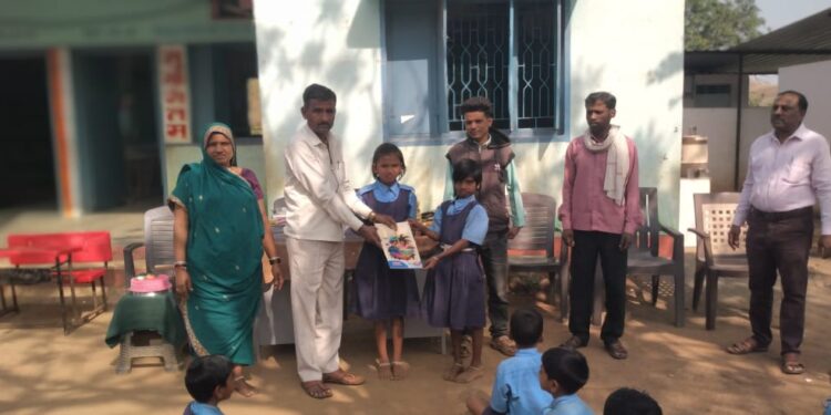 लेकीच्या वाढदिवसानिमित्त विद्यार्थ्यांना शैक्षणिक साहित्य !