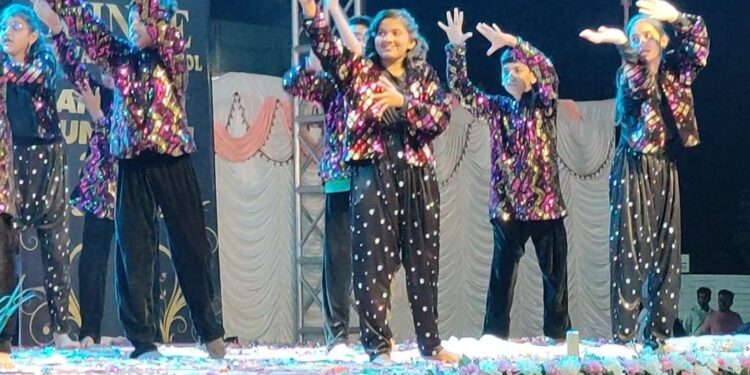 शिंदे इंटरनॅशनल स्कूल च्या स्नेहसंमेलनात विद्यार्थ्यांनी केली धमाल