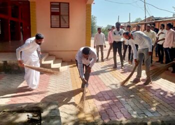 जळगाव तालुक्यातील देवस्थानांची भाजप पदाधिकारी व कार्यकर्त्यांकडून स्वच्छता