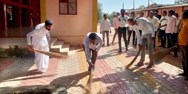 जळगाव तालुक्यातील देवस्थानांची भाजप पदाधिकारी व कार्यकर्त्यांकडून स्वच्छता