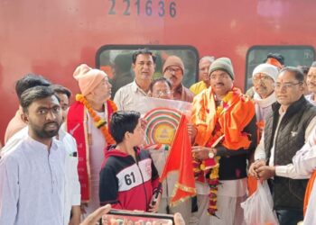 प्रभु श्रीरामा च्या जयघोषात अयोध्येला जाणारे संत नामदेव महाराजांचे १७ वे वंशज यांचे जळगाव रेल्वे स्थानकावर भव्य स्वागत