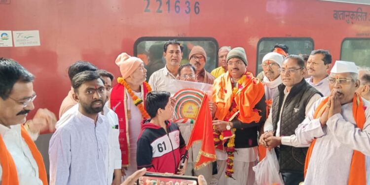 प्रभु श्रीरामा च्या जयघोषात अयोध्येला जाणारे संत नामदेव महाराजांचे १७ वे वंशज यांचे जळगाव रेल्वे स्थानकावर भव्य स्वागत