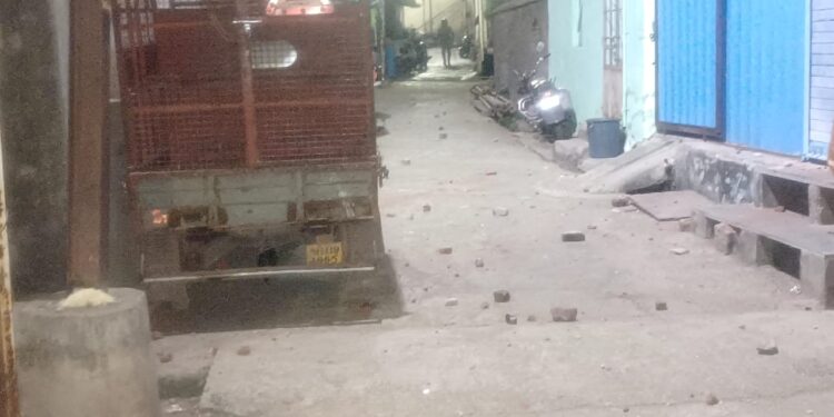 सावदा येथे पताका लावण्याचे कारणावरून वाद ; दगडफेकीत 2 पोलीस जखमी