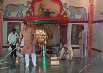मंत्री डॉ.विजयकुमार गावित यांनीही केली विविध मंदिरात स्वच्छता