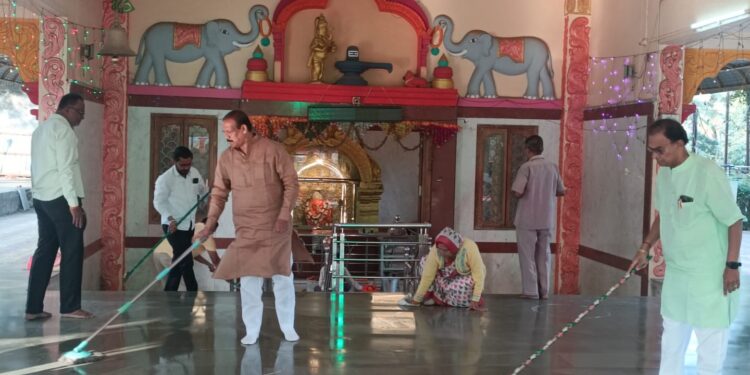 मंत्री डॉ.विजयकुमार गावित यांनीही केली विविध मंदिरात स्वच्छता
