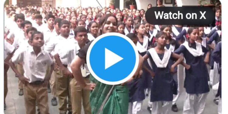 भारत का बच्चा बच्चा…या गाण्यावर शिक्षिका आणि विदयार्थ्यांचा जबरदस्त डान्स; व्हिडीओ तुफान व्हायरल