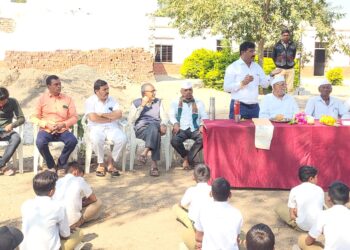 MI LIEFSTYLE परिवारातील नेटवर्क उद्योजक किशोर अहिरे यांच्याकडून आराई शाळेला ५१ हजार रुपये देणगी