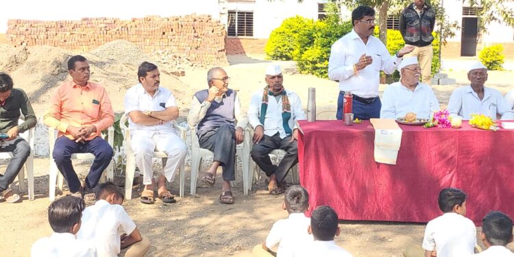 MI LIEFSTYLE परिवारातील नेटवर्क उद्योजक किशोर अहिरे यांच्याकडून आराई शाळेला ५१ हजार रुपये देणगी