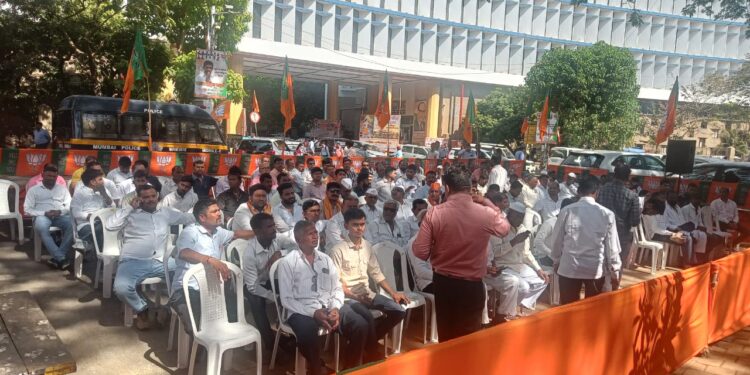 जळगावात काँग्रेसला मोठं खिंडार ; साडे पाचशे पदाधिकारी कार्यकर्त्यांसह डॉ.उल्हास पाटील भाजपा प्रवेशासाठी मुंबईत दाखल