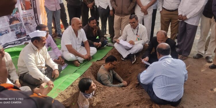 जळगाव जिल्ह्यातील शेतकऱ्यांनी स्वतःला मातीत गाळून घेत केलं आंदोलन, काय आहे नेमकं प्रकरण…