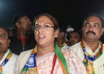 सरपंच पतीच्या मृत्यू प्रकरणी खुनाचा गुन्हा दाखल करा ;  मोयखेडाहून ४५ किमी अंतर पायीचालत वंचित आघाडीचा मोर्चा मध्यरात्री जळगाव पोहचला