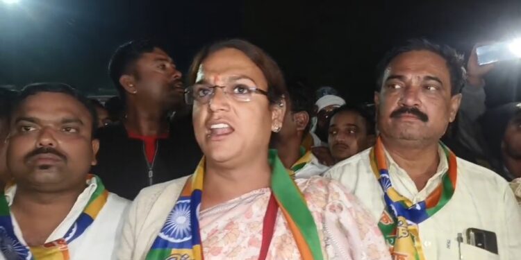 सरपंच पतीच्या मृत्यू प्रकरणी खुनाचा गुन्हा दाखल करा ;  मोयखेडाहून ४५ किमी अंतर पायीचालत वंचित आघाडीचा मोर्चा मध्यरात्री जळगाव पोहचला