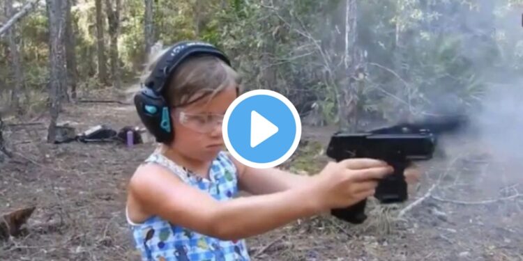 चिमुकली धडाधड बंदूक चालवताना दिसली; तुम्हालाही थक्क करेल ‘हा’ व्हिडिओ