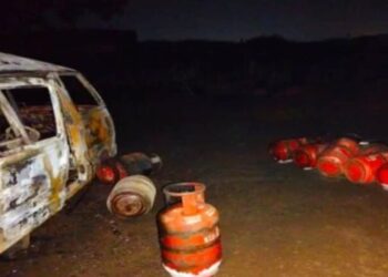 पारोळ्यात ओमनीमध्ये गॅस भरताना सिलिंडरचा स्फोट