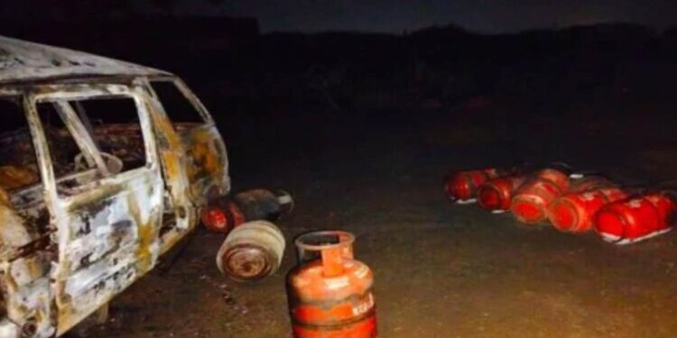 पारोळ्यात ओमनीमध्ये गॅस भरताना सिलिंडरचा स्फोट