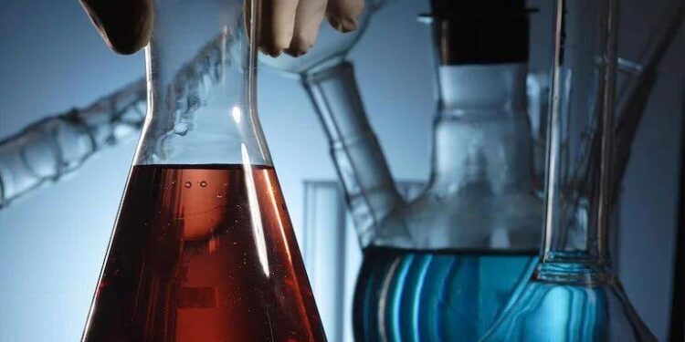 जळगावात रसायनांची विल्हेवाट; पोलिसांना आढळला खड्ड्यातील साठा