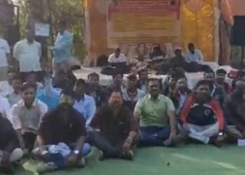 जळगावात वीज लाईन स्टाफ कर्मचाऱ्यांचे आमरण उपोषण; काय आहेत मागण्या ?