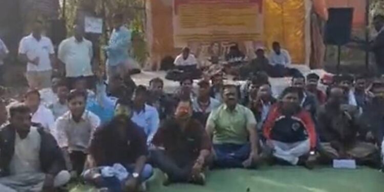 जळगावात वीज लाईन स्टाफ कर्मचाऱ्यांचे आमरण उपोषण; काय आहेत मागण्या ?