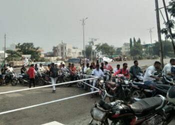 जळगाव शहरात पेट्रोल पंपावर प्रचंड गर्दी, काय आहे कारण ?