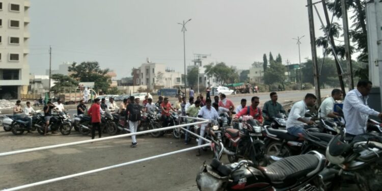 जळगाव शहरात पेट्रोल पंपावर प्रचंड गर्दी, काय आहे कारण ?