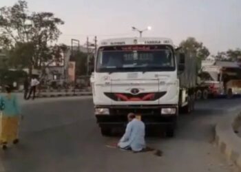 चक्क रस्त्यावर नमाज; सोशल मीडियावर व्हिडीओ व्हायरल !