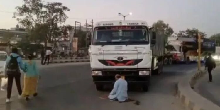 चक्क रस्त्यावर नमाज; सोशल मीडियावर व्हिडीओ व्हायरल !