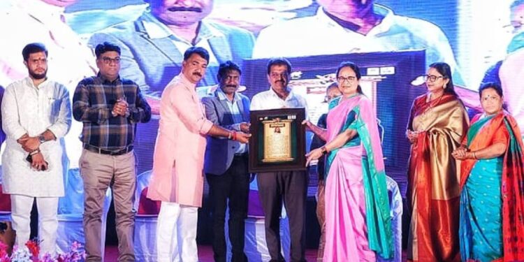 प्रा. डॉ. प्रिती अग्रवाल यांना “बहिणाबाई पुरस्कार” प्रदान
