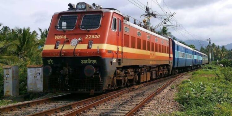 नागरिकांनो, लक्ष द्या! तुम्हाला रेल्वेचा ‘हा’ नियम माहिती असायलाच हवा; कारण…