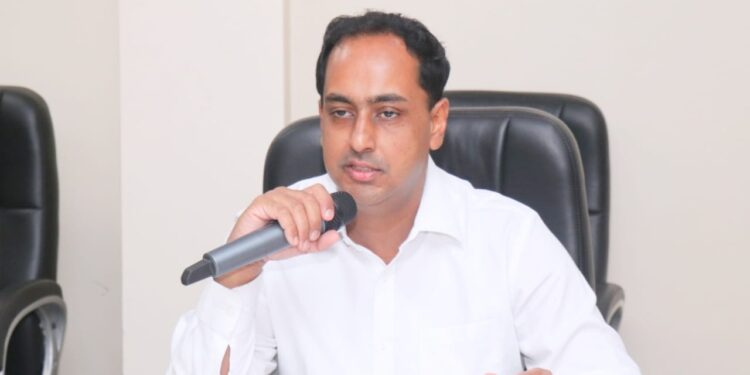 मुदतीत कामं पूर्ण न केल्यास ठेकेदार काळ्या यादीत जातील ; जिल्हाधिकारी आयुष प्रसाद यांचा इशारा