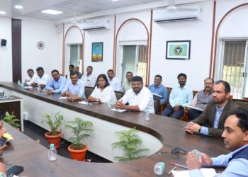 नगरपरिषद व नगरपंचायतीच्या प्रशासकीय कामकाजाचा जिल्हाधिकाऱ्यांनी घेतला आढावा