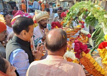 ९७ व्या साहित्य संमेलनाची ग्रंथदिंडीने सुरवात ; चार हजार मराठी सारस्वतांचा सहभाग, फुलांच्या वर्षावात स्वागत