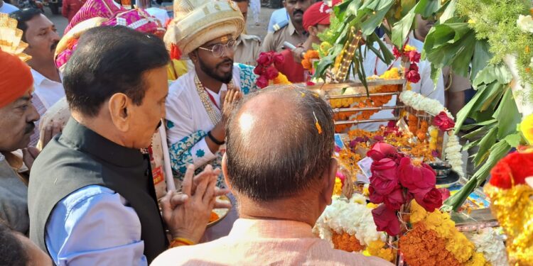 ९७ व्या साहित्य संमेलनाची ग्रंथदिंडीने सुरवात ; चार हजार मराठी सारस्वतांचा सहभाग, फुलांच्या वर्षावात स्वागत