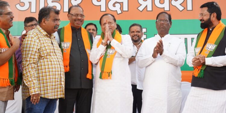 ठाकरे गटाचे माजी आमदार सूर्यकांत दळविंचा भाजपामध्ये प्रवेश