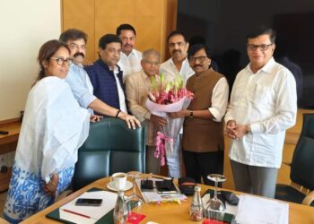 मुंबईत सुरु असलेल्या महाविकास आघाडीच्या बैठकीत प्रकाश आंबेडकरांचे स्वागत