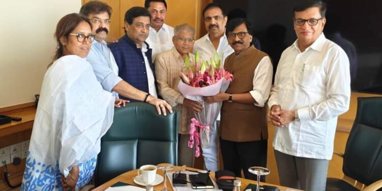 मुंबईत सुरु असलेल्या महाविकास आघाडीच्या बैठकीत प्रकाश आंबेडकरांचे स्वागत