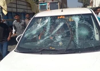 पहूर येथे बंजारा समाजाचे रस्ता रोको आंदोलन,वाहनेही फोडली 