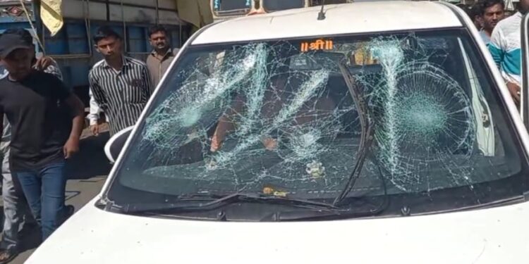 पहूर येथे बंजारा समाजाचे रस्ता रोको आंदोलन,वाहनेही फोडली