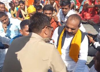 पहूर येथे बंजारा समाजाचे रस्ता रोको आंदोलन,वाहनेही फोडली 