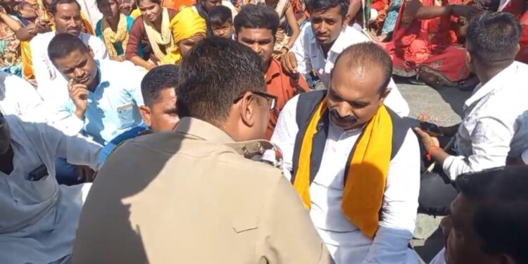 पहूर येथे बंजारा समाजाचे रस्ता रोको आंदोलन,वाहनेही फोडली 