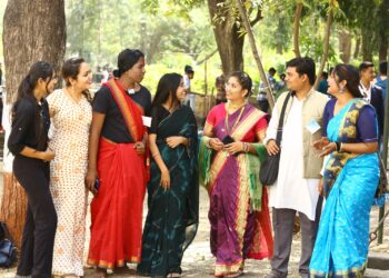 मु. जे. महाविद्याल्यात स्नेहसंमेलन निमित्त विद्यार्थी, कर्मचाऱ्यांच्या रंगताय वेशभूषा स्पर्धा 