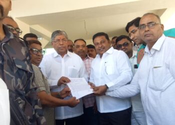 मंत्री चंद्रकांत पाटील यांना जळगाव रेशन दुकानदार संघटनेचे निवेदन