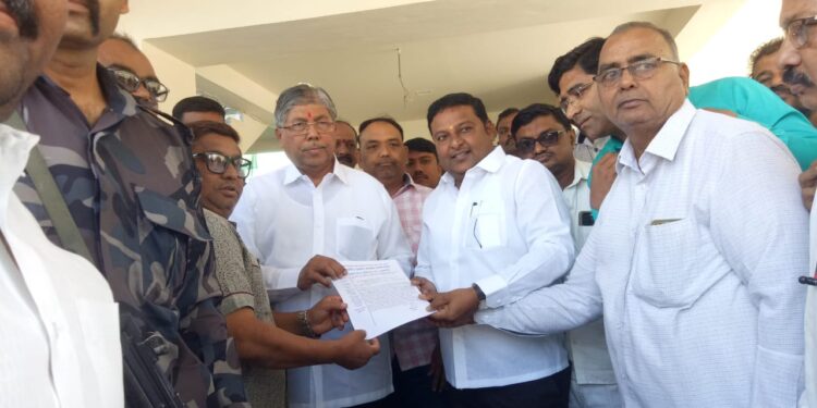 मंत्री चंद्रकांत पाटील यांना जळगाव रेशन दुकानदार संघटनेचे निवेदन