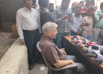 भाजपच्या पायाखालची वाळू सरकली ॲड. प्रकाश आंबेडकर : देशभर जनतेला घाबरवण्याचा प्रयत्न