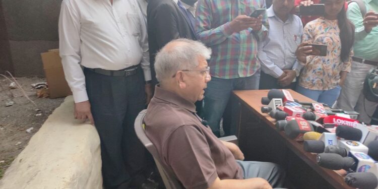 भाजपच्या पायाखालची वाळू सरकली ॲड. प्रकाश आंबेडकर : देशभर जनतेला घाबरवण्याचा प्रयत्न