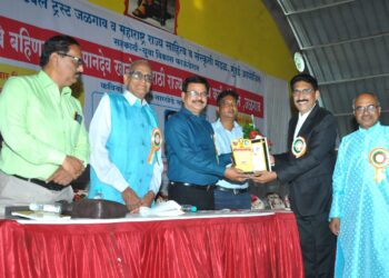 पत्रकार शिवाजी शिंदे यांना आदर्श शिक्षक पुरस्कार
