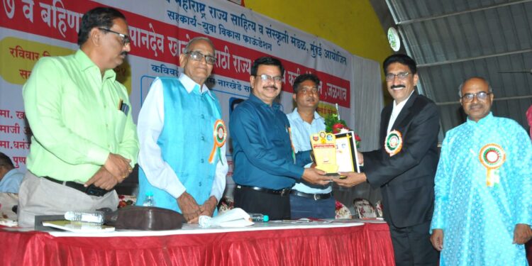 पत्रकार शिवाजी शिंदे यांना आदर्श शिक्षक पुरस्कार