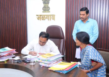 महिलांसाठी हॉटेल आणि पेट्रोल पंपाचे स्वच्छतागृहे उपलब्ध व्हावेनि : निधी फाउंडेशनतर्फे जिल्हाधिकाऱ्यांना निवेदन 